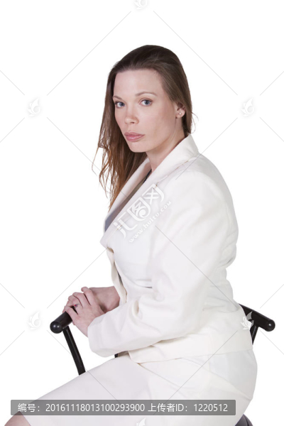 坐在椅子上的女孩