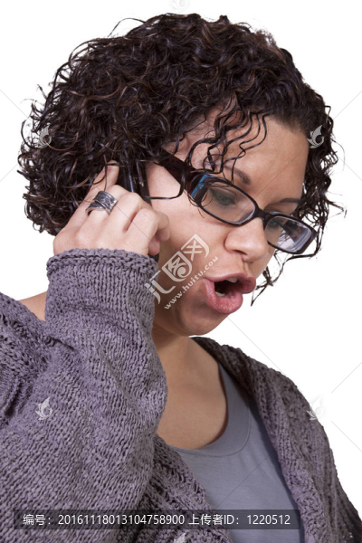 可愛的女孩在電話里交談