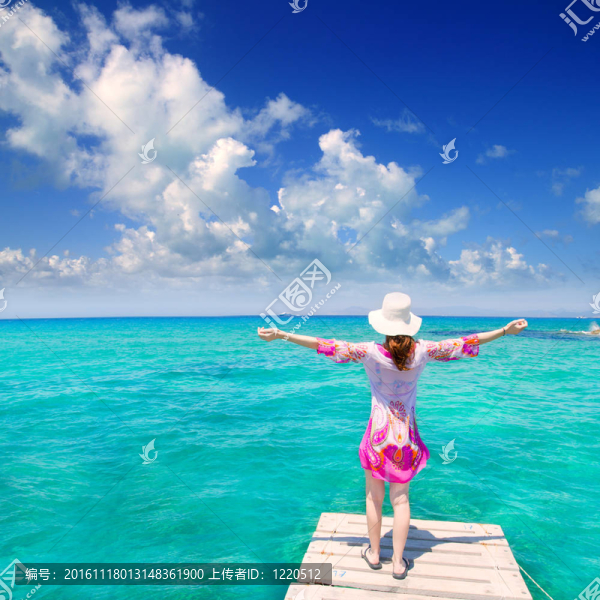 伊比薩福門特拉島海灘沙灘帽女背景后視圖
