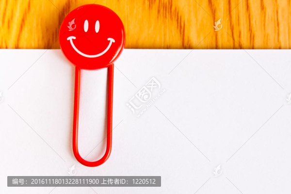 桌上的紅色回形針和白紙的特寫