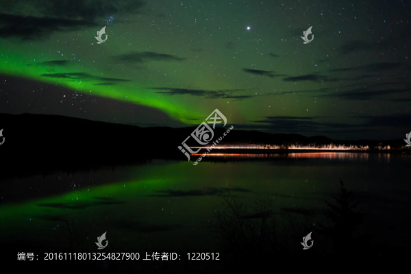 星光和北極光在黑暗的道路在湖心島
