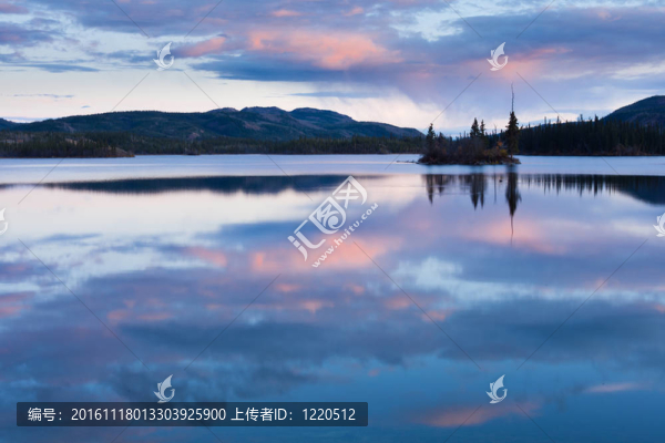 平靜的雙子湖日落；育空地區(qū)；加拿大