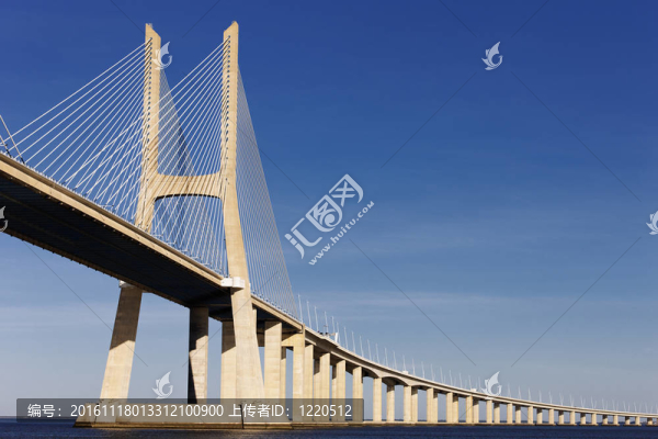 達伽馬大橋在Lisbon的夏天