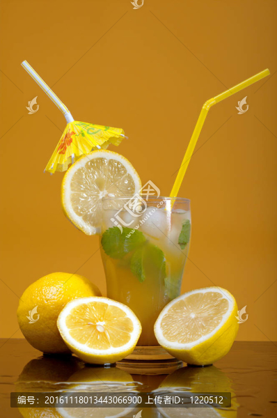 用冰塊柑橘雞尾酒飲料