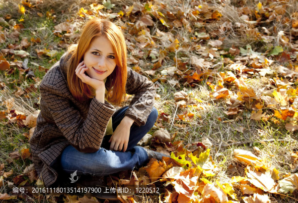 秋天公園里紅頭發(fā)女孩的畫像