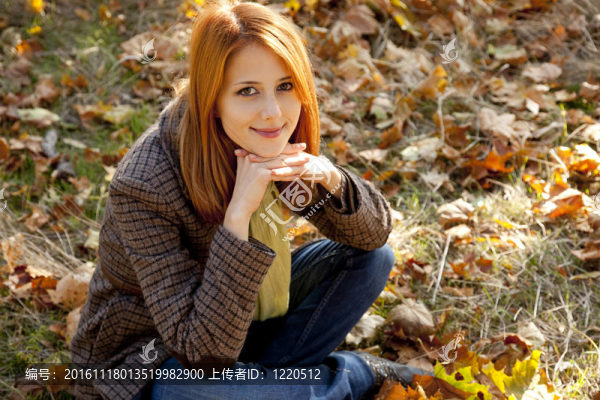 秋天公園里紅頭發(fā)女孩的畫像