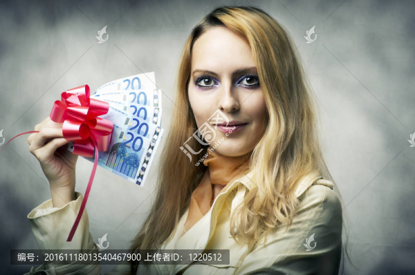 美女贏家拿錢