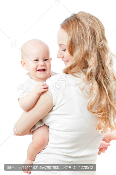 幸福的年輕母親和嬰兒在她的手中