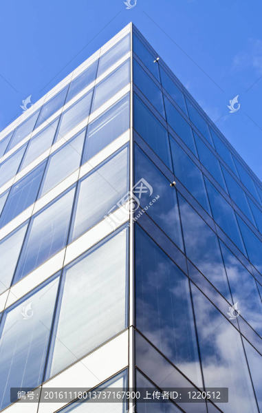 陽光燦爛的典型現代建筑角落