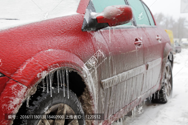 冰雪覆蓋的紅色汽車。