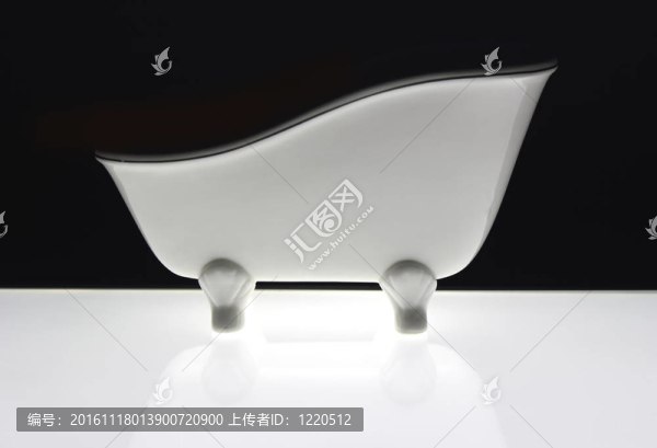 黑色背景上的白浴