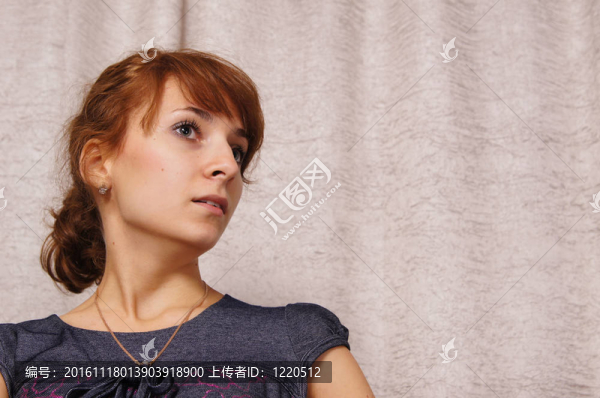 女孩在墻