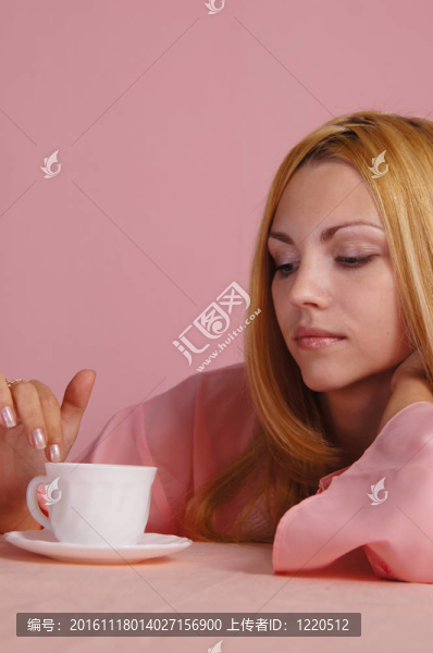 女孩與杯