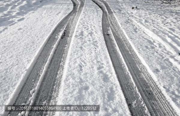 在雪地上的雪地上關(guān)閉輪胎痕跡。