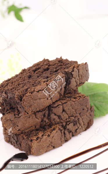 盤子上的巧克力蛋糕