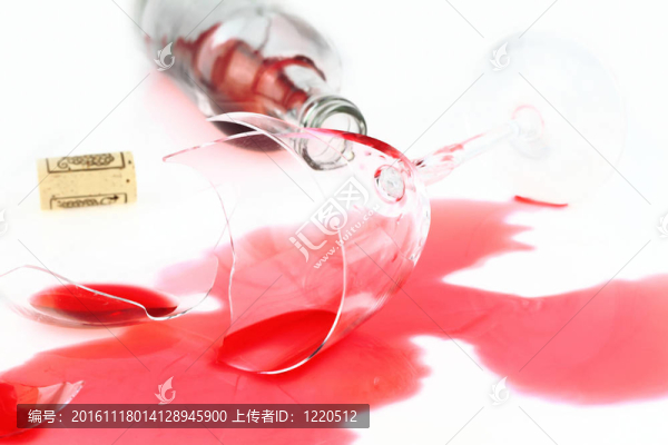 破碎的酒杯和灑的紅葡萄酒