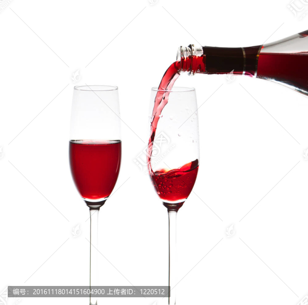 灌一杯酒；特寫