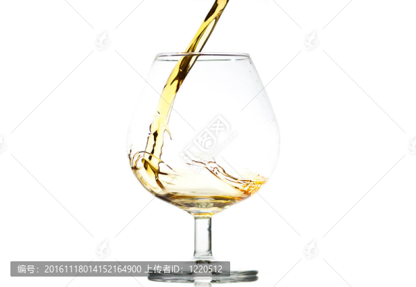 填補一杯白蘭地酒；特寫
