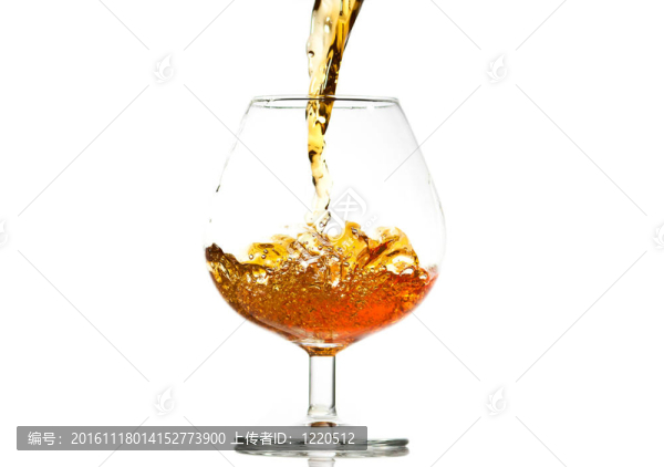 填補(bǔ)一杯白蘭地酒；特寫