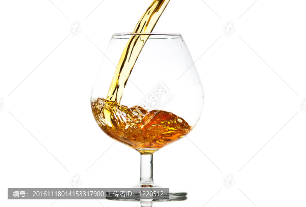 填補(bǔ)一杯白蘭地酒；特寫(xiě)