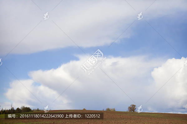 陸地上空的云。