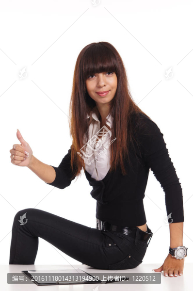 女孩在餐桌上
