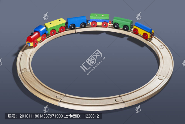 鐵軌上的木制玩具火車(chē)