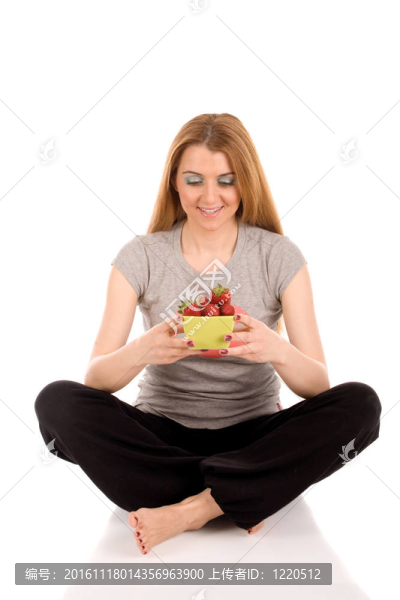 美麗的女孩抱著草莓