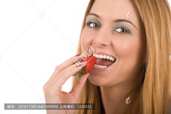 美麗的女孩吃草莓