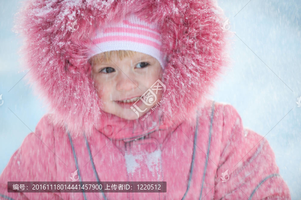 在下雪的散步的小女孩