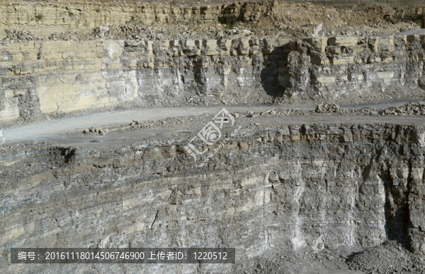 在陽(yáng)光明媚的氛圍巖墻-匯圖網(wǎng) www.fosd68.com 在陽(yáng)光明媚的氛圍巖墻