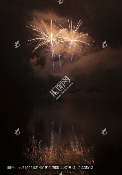 黑色天空背景下的彩色煙花