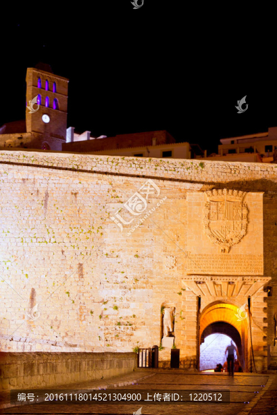 伊比薩城堡夜景燈堡門