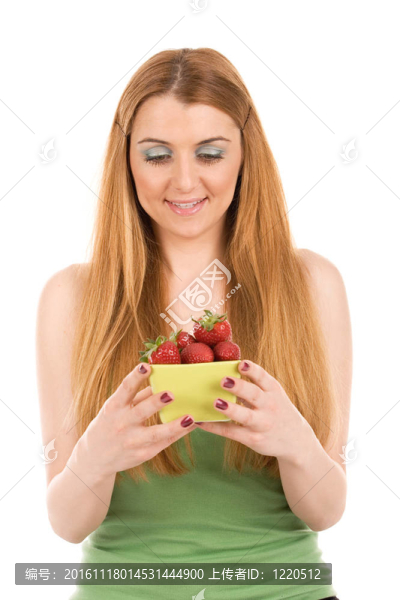 美麗的女孩抱著草莓