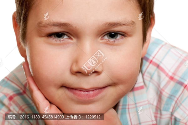 極端的特寫肖像，一個微笑的男孩