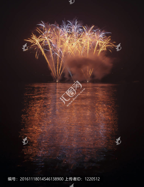 黑色天空背景下的彩色煙花