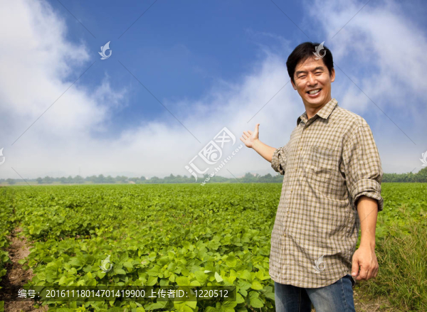 快樂的亞洲農(nóng)民展示他的農(nóng)場