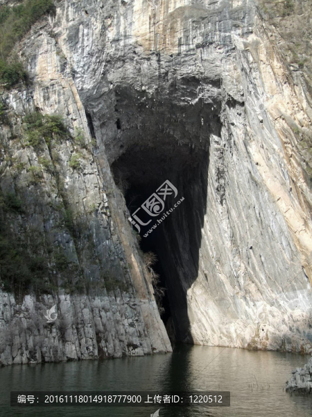 在河的神農(nóng)溪石窟