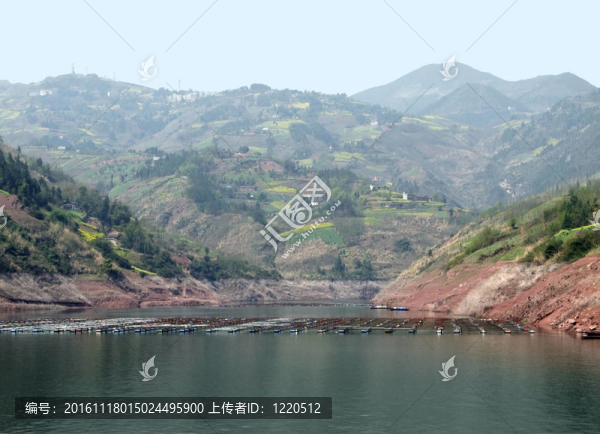 在中國(guó)在神農(nóng)溪河水邊的風(fēng)景