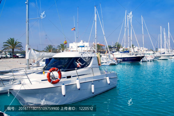 船停泊在福門特拉島碼頭