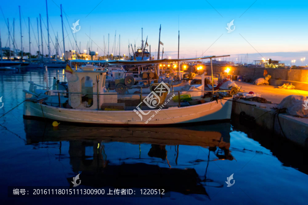 在福門特拉島，傳統(tǒng)的fisherboats日落