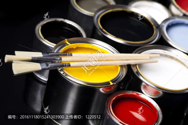 油漆罐和畫(huà)筆