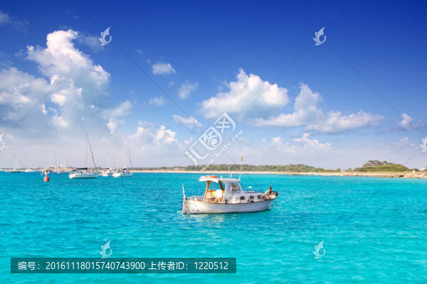 llaut白船在伊比薩附近的福門(mén)特拉島illetes