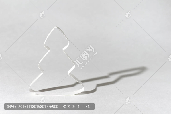 白色背景紙的圣誕樹(shù)