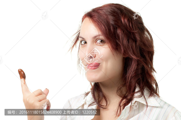 手指上有巧克力的女人