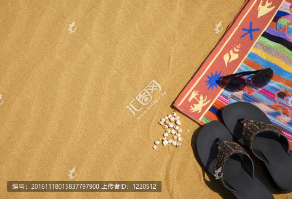 沙灘巾和鞋子