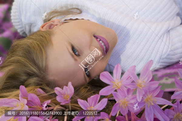 漂亮的女孩在花