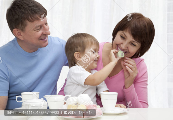 成熟的夫婦的孫子