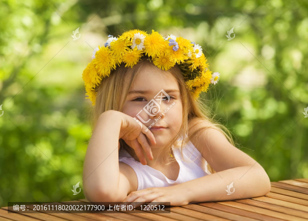 小女孩在花的花環(huán)
