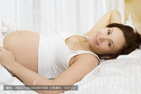 年輕的孕婦